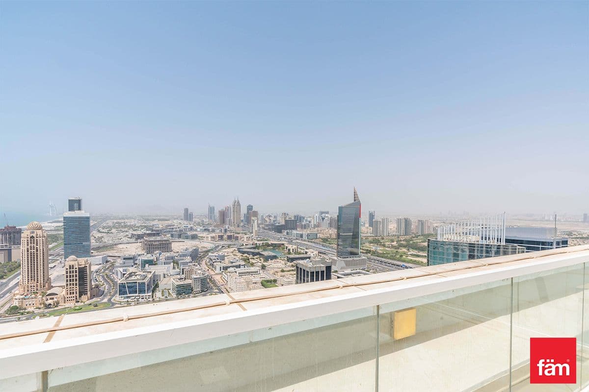 3 bedroom penthouse in Marina Arcade Tower, photograph 2 of 20