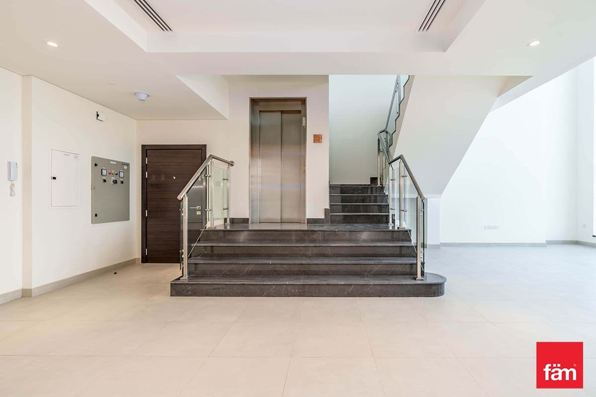3 bedroom penthouse in Marina Arcade Tower, photograph 6 of 20