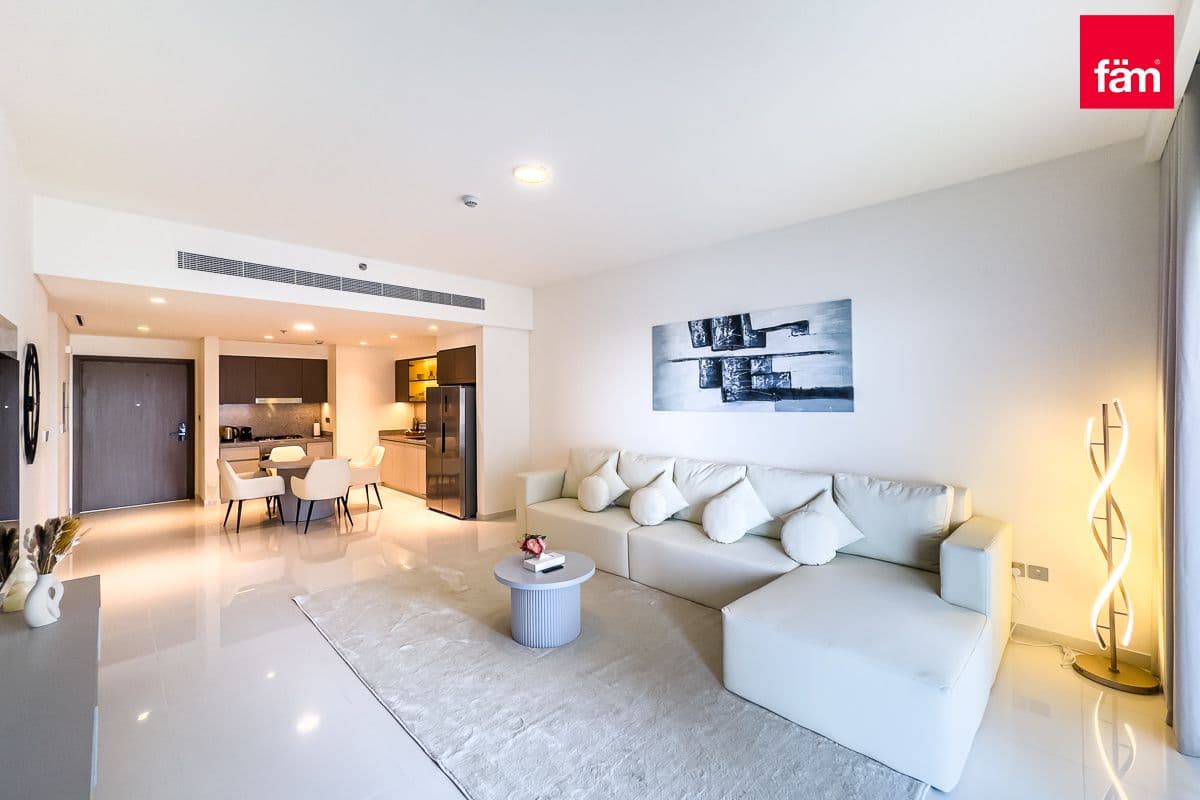 2 bedroom apartment in Grand Bleu Tower 1, photograph 2 of 20