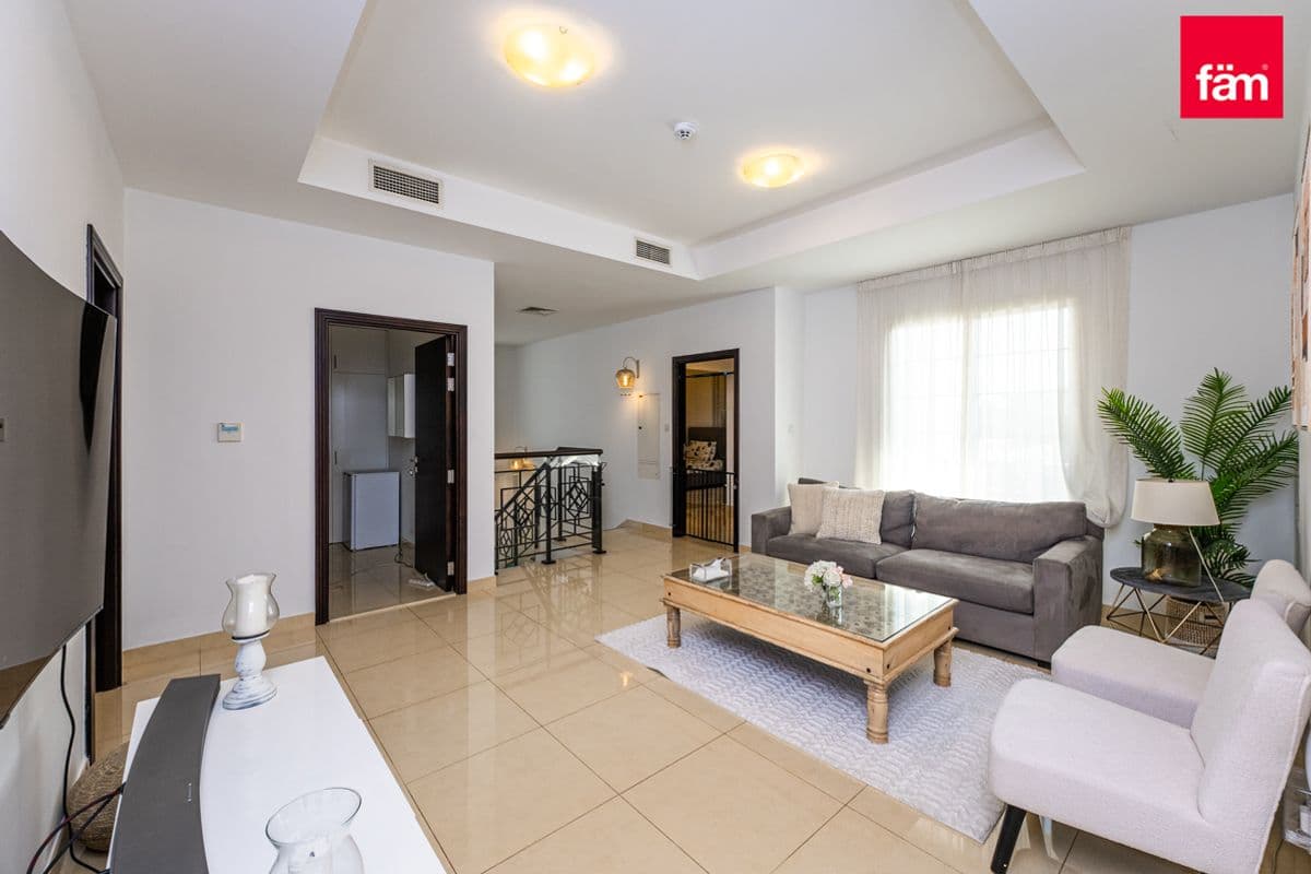 5 bedroom villa in Naseem, photograph 9 of 20