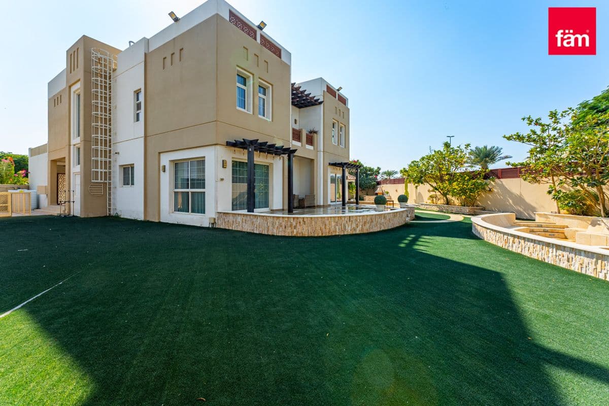 5 bedroom villa in Naseem, photograph 2 of 20