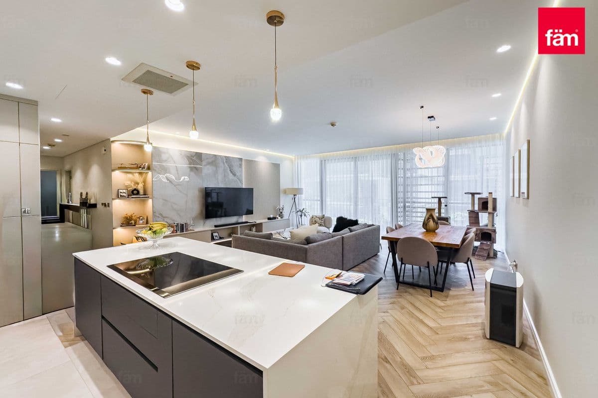 2 bedroom apartment in City Walk Building 19, photograph 1 of 20