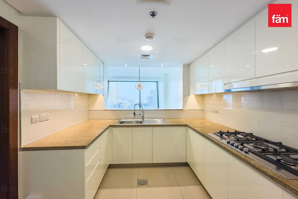 3 bedroom apartment in Burj Vista 2, photograph 3 of 20