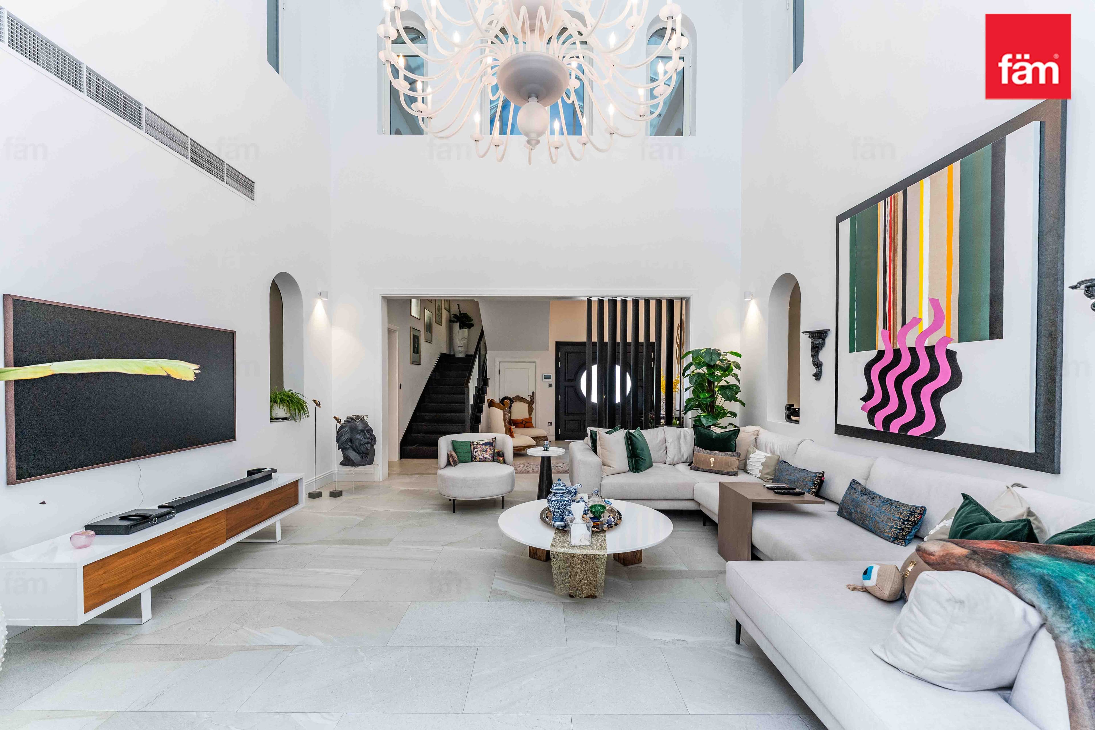 5 bedroom villa in The Centro, photograph 2 of 20