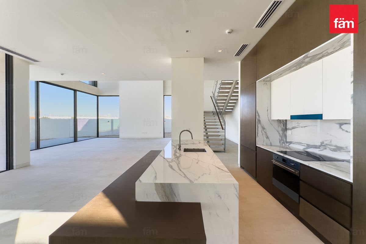 5 bedroom villa in Nad Al Sheba Gardens Phase 3, photograph 1 of 20
