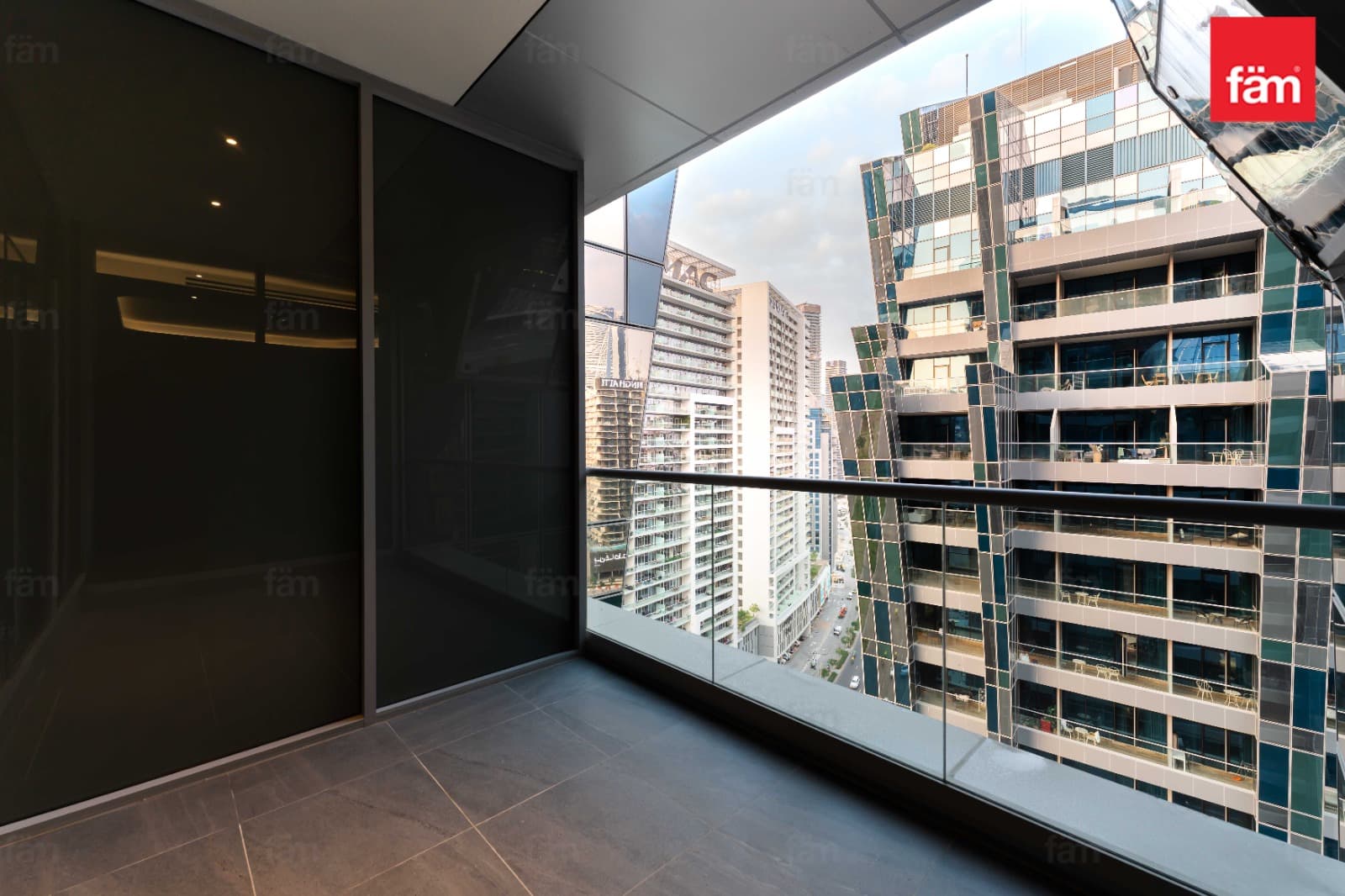 2 bedroom apartment in J One (Da Vinci Tower B), photograph 2 of 20
