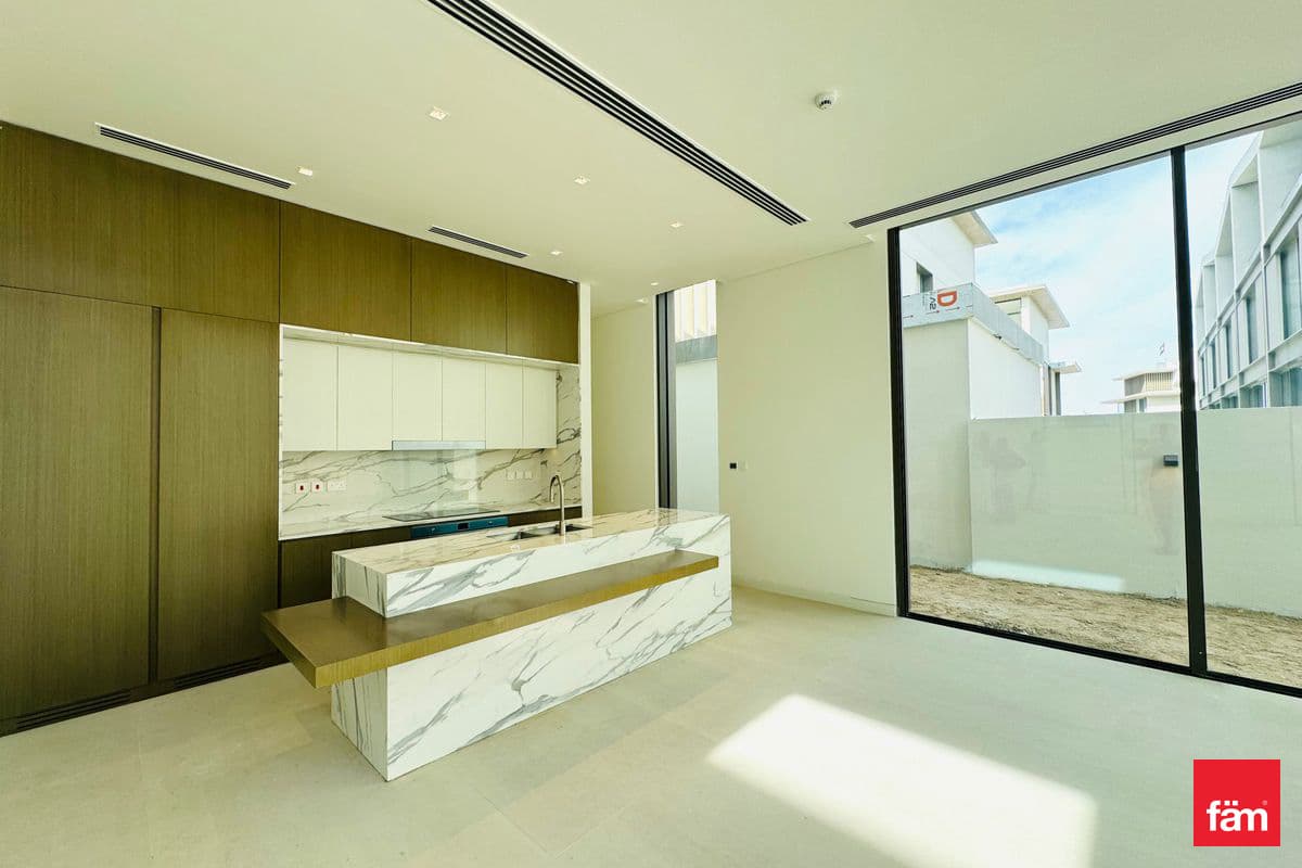 4 bedroom villa in Nad Al Sheba Gardens Phase 2, photograph 2 of 20