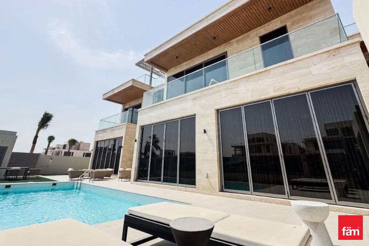 7 bedroom villa in South Bay 1, photograph 1 of 11