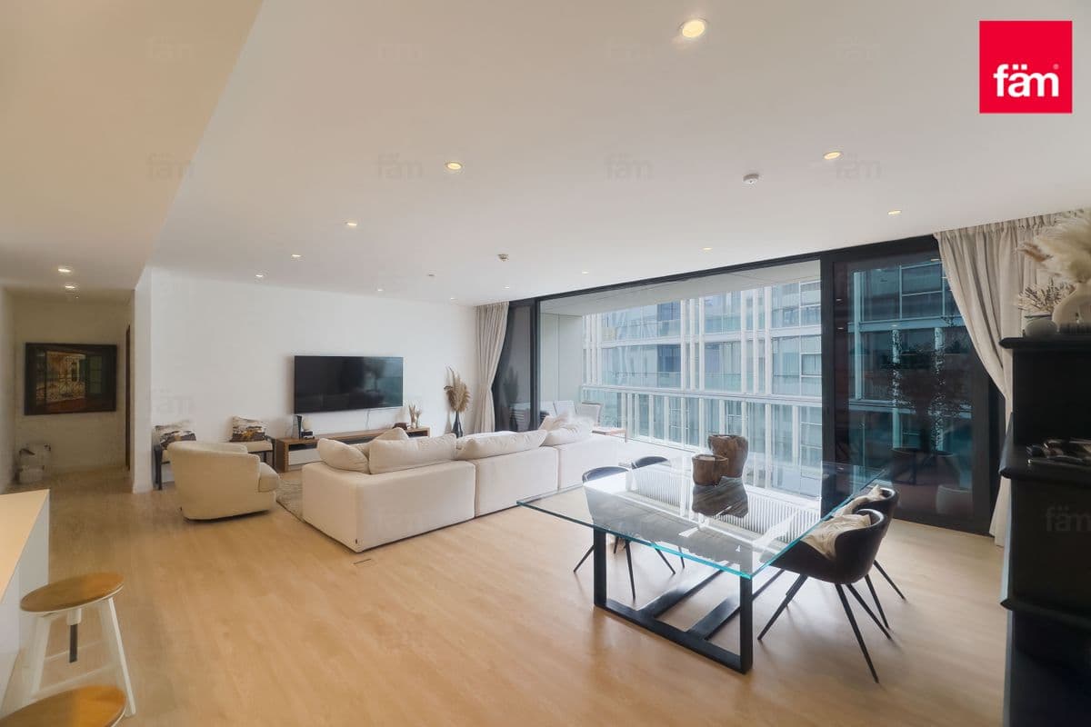 3 bedroom apartment in City Walk Building 2B, photograph 4 of 18