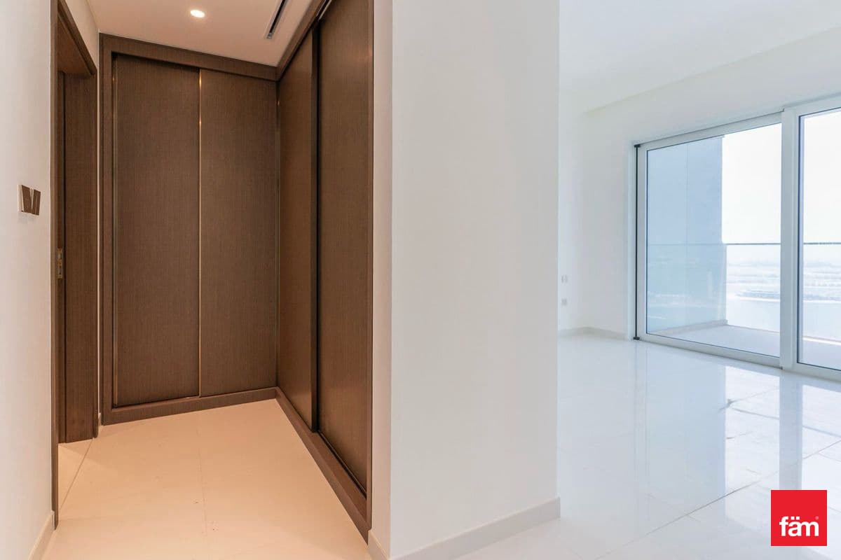 2 bedroom apartment in Grand Bleu Tower 1, photograph 3 of 10
