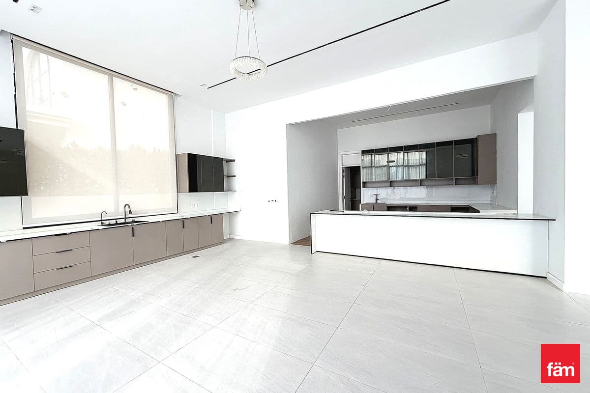 5 bedroom villa in District 6, photograph 2 of 17