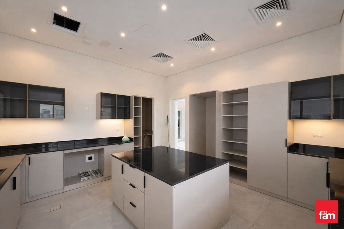6 bedroom villa in District 6, photograph 6 of 20