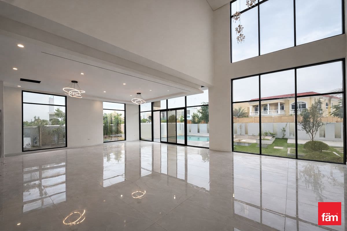 6 bedroom villa in District 6, photograph 2 of 20