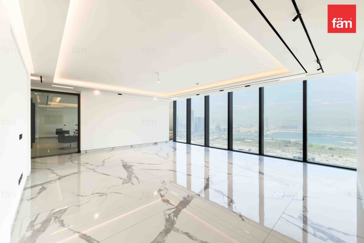 4 bedroom apartment in The S Tower, photograph 2 of 17