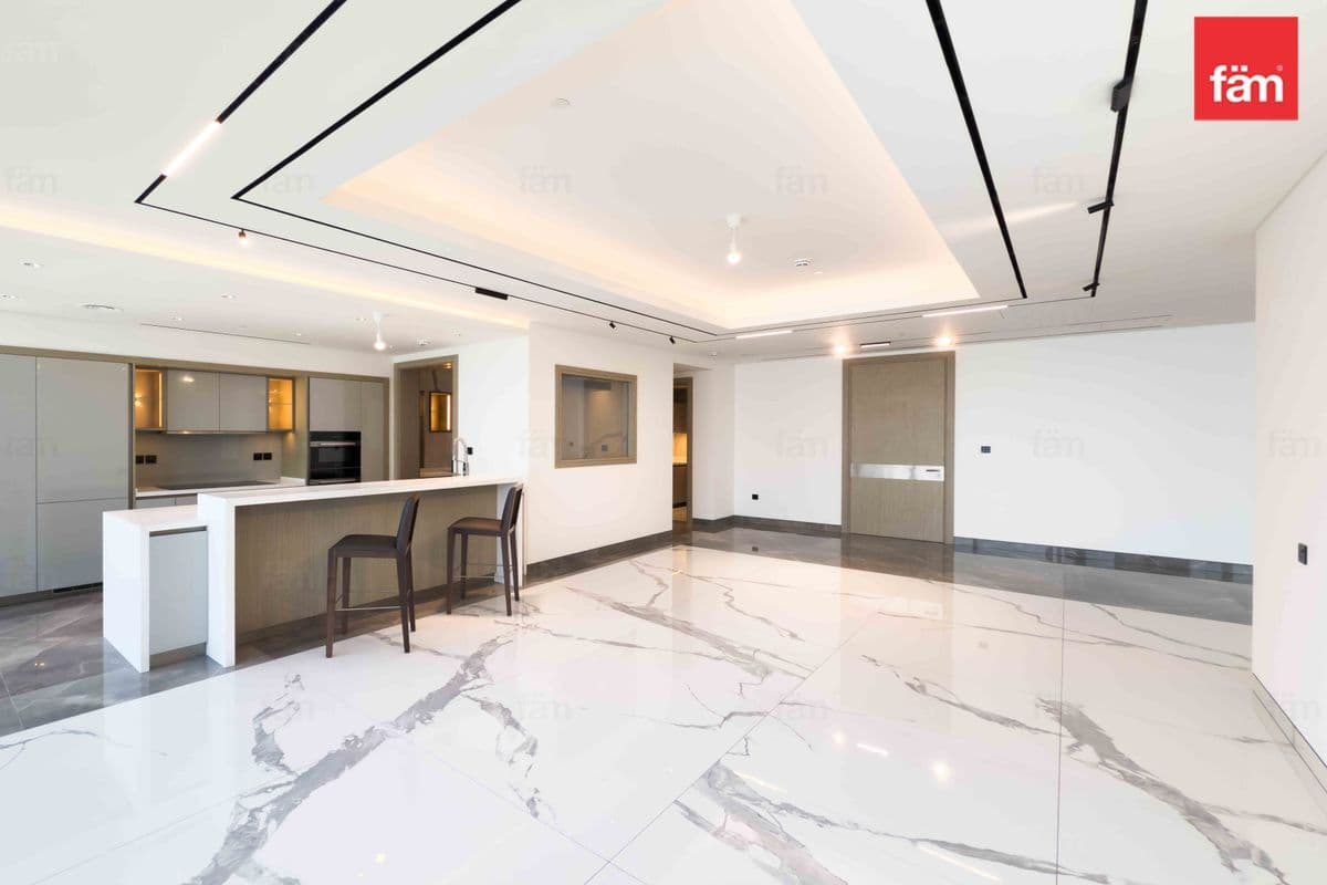 4 bedroom apartment in The S Tower, photograph 4 of 17