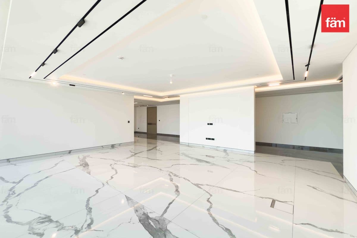 4 bedroom apartment in The S Tower, photograph 5 of 17