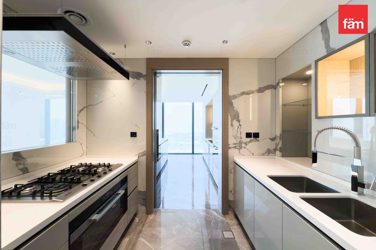 4 bedroom apartment in The S Tower, photograph 8 of 17