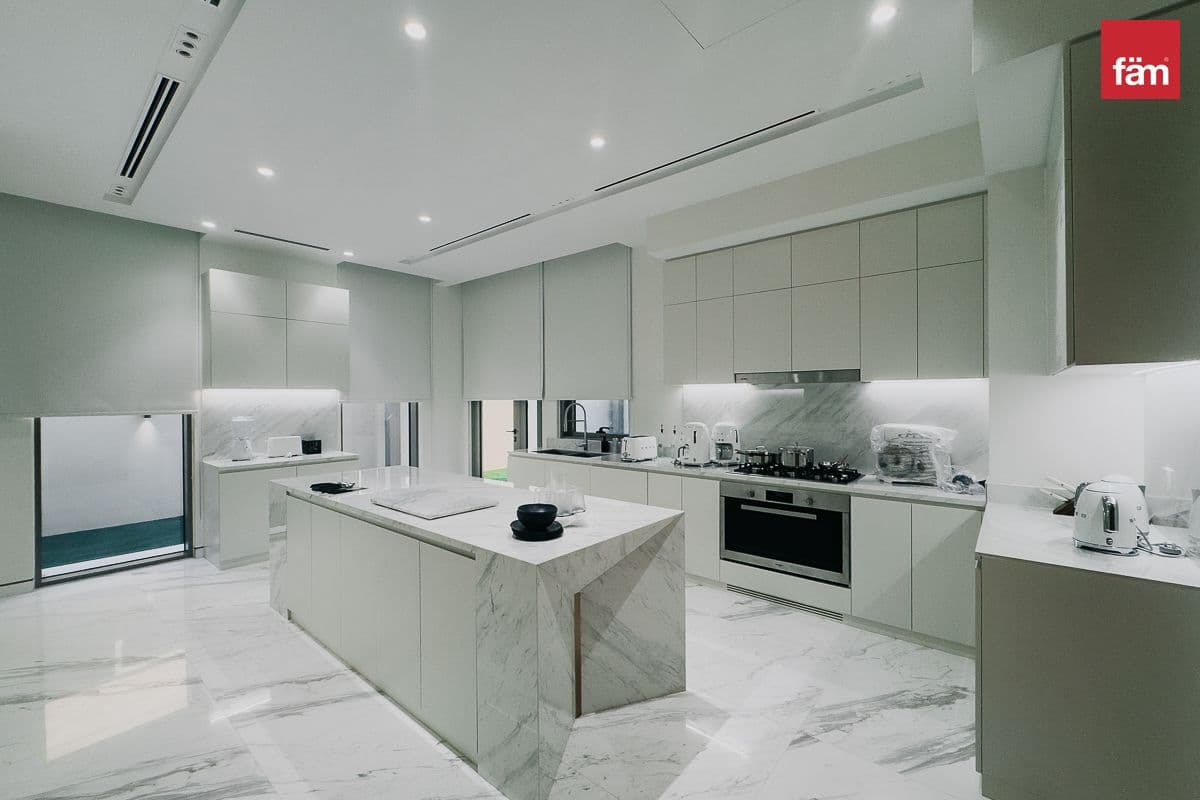 7 bedroom mansion in South Bay 4 Premium, photograph 6 of 20