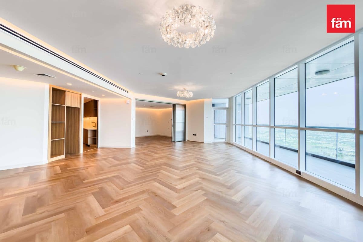 3 bedroom apartment in 23 Marina, photograph 2 of 20