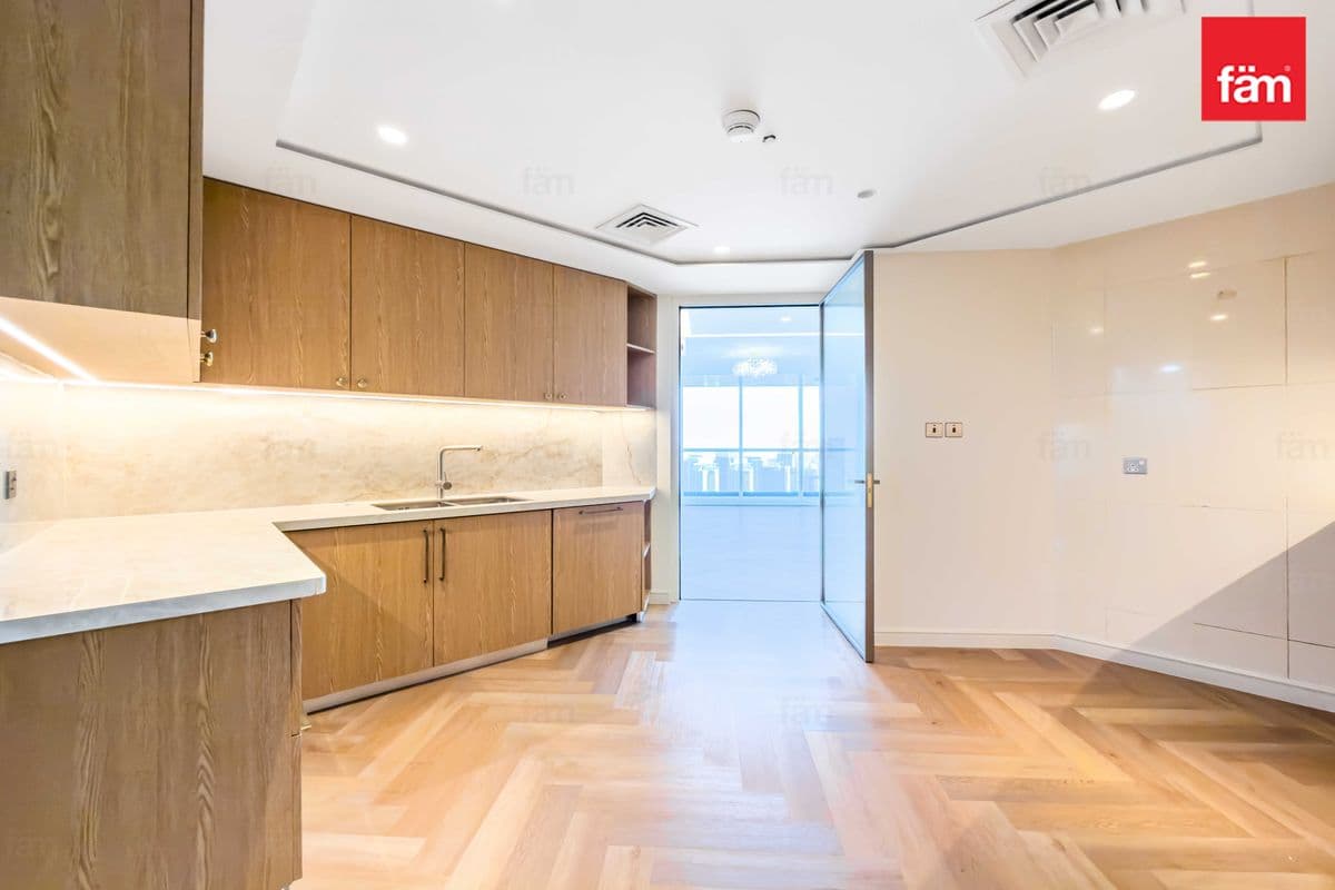 3 bedroom apartment in 23 Marina, photograph 6 of 20