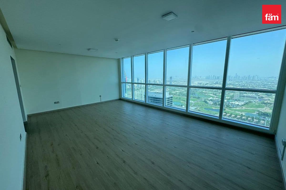 3 bedroom apartment in 23 Marina, photograph 4 of 12