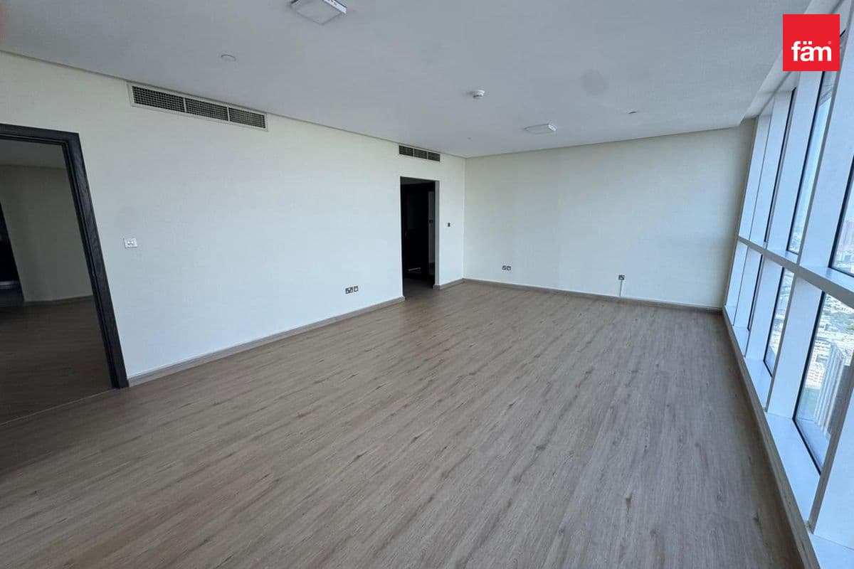 3 bedroom apartment in 23 Marina, photograph 2 of 12
