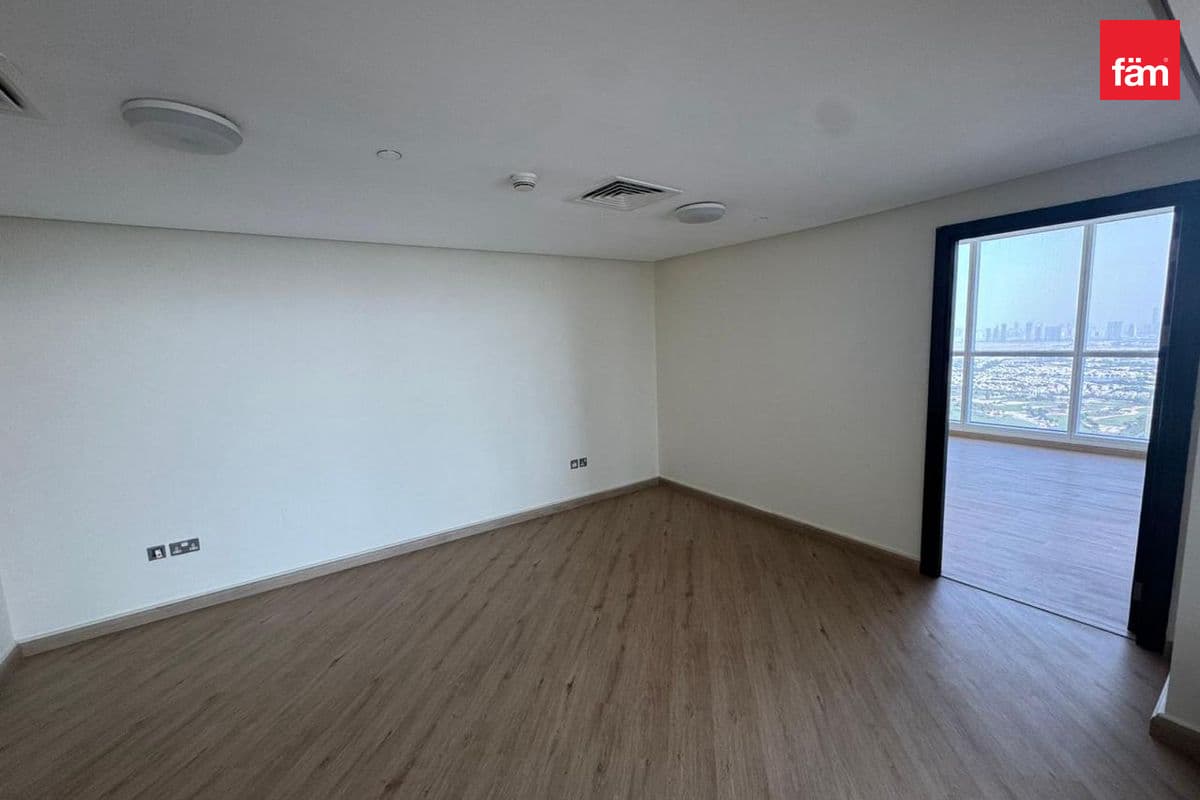3 bedroom apartment in 23 Marina, photograph 3 of 12