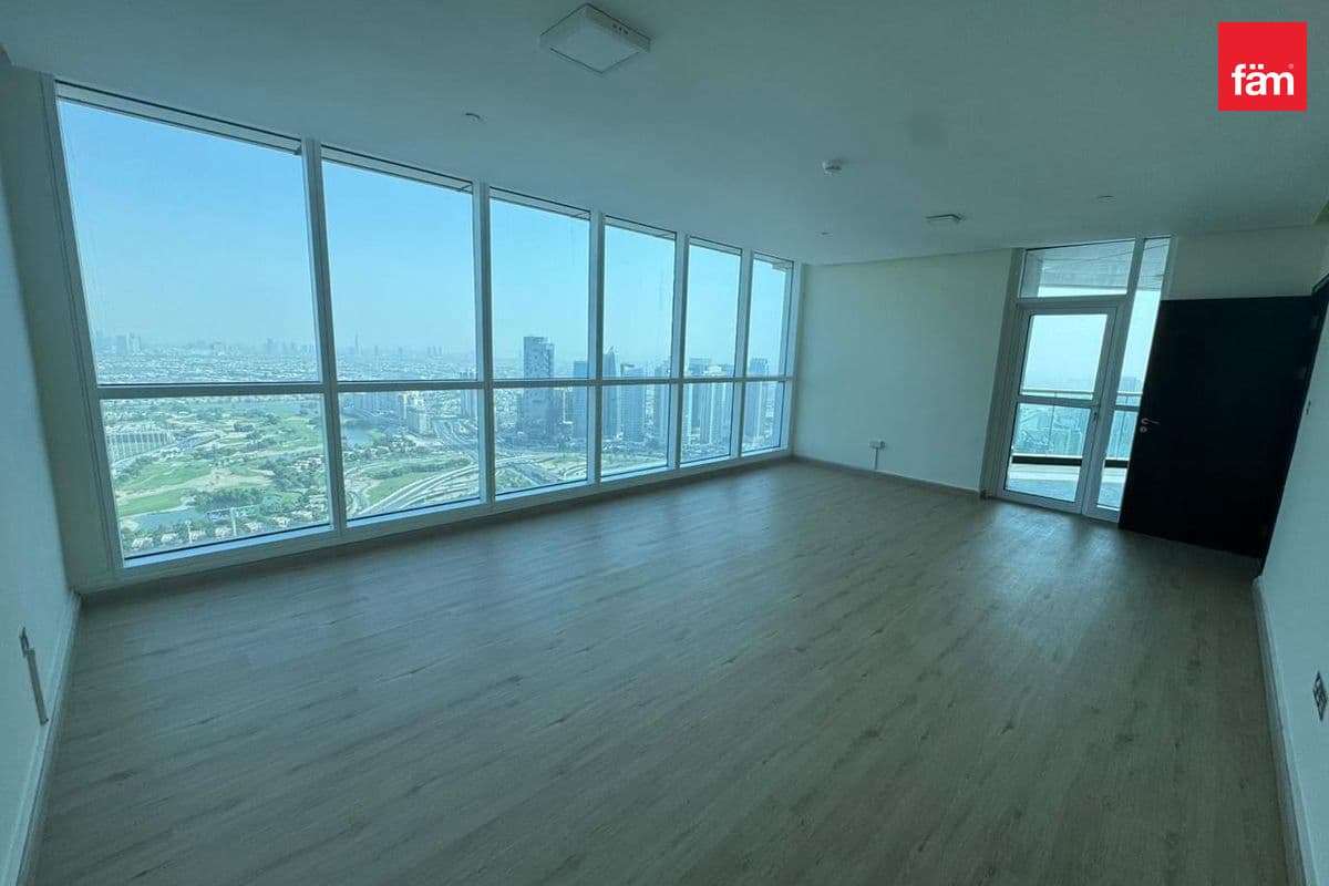 3 bedroom apartment in 23 Marina, photograph 7 of 12