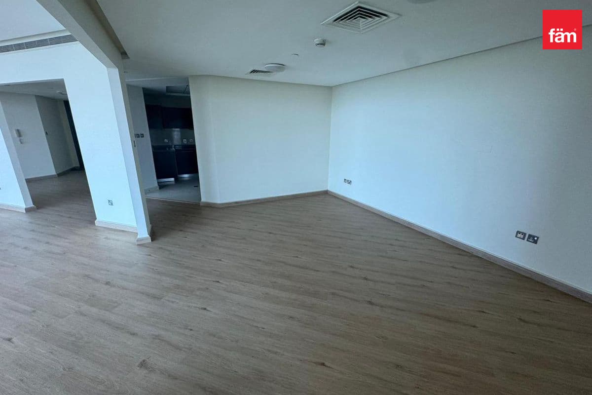3 bedroom apartment in 23 Marina, photograph 6 of 12