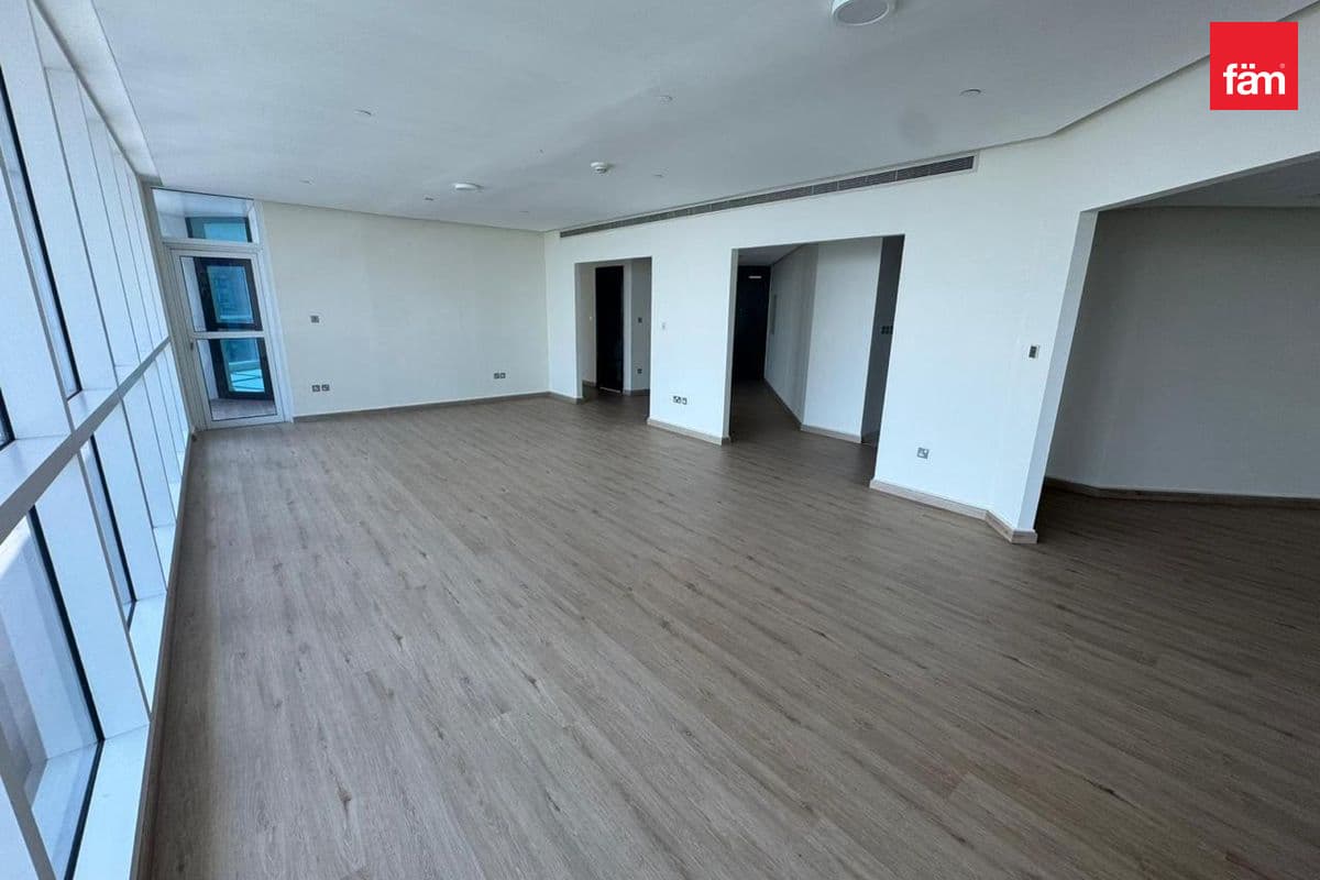 3 bedroom apartment in 23 Marina, photograph 9 of 12