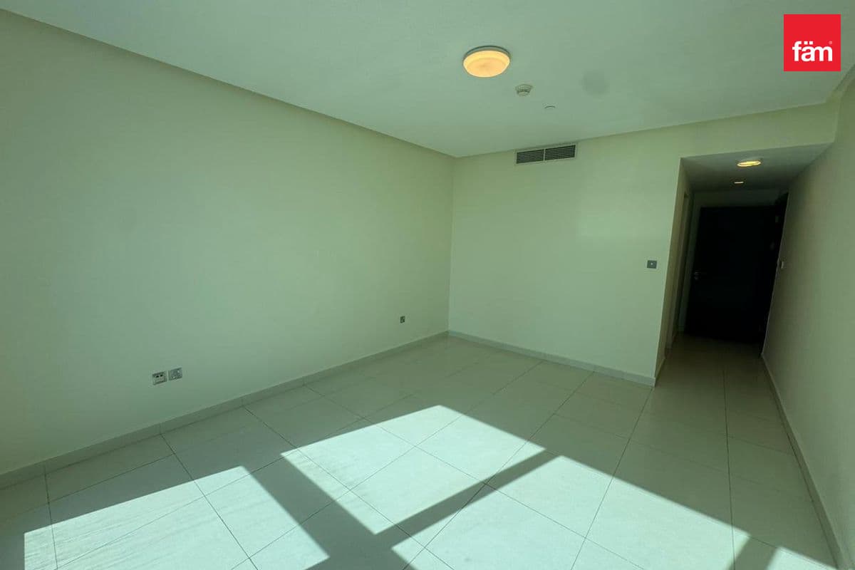 3 bedroom apartment in 23 Marina, photograph 8 of 12