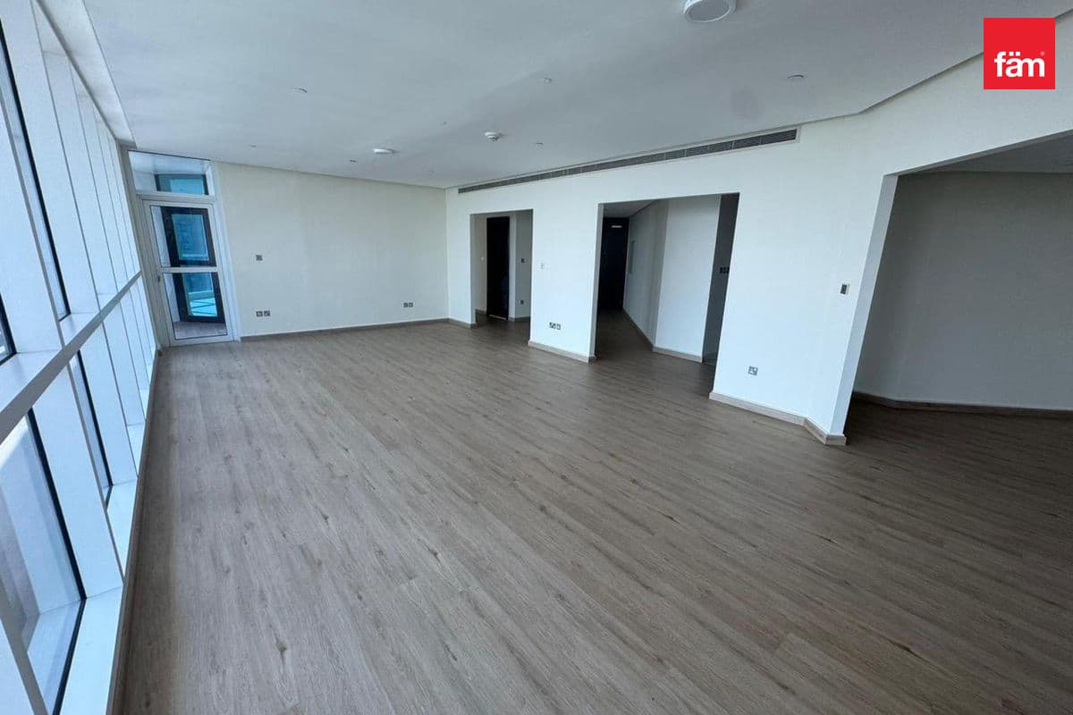 3 bedroom apartment in 23 Marina, photograph 11 of 12