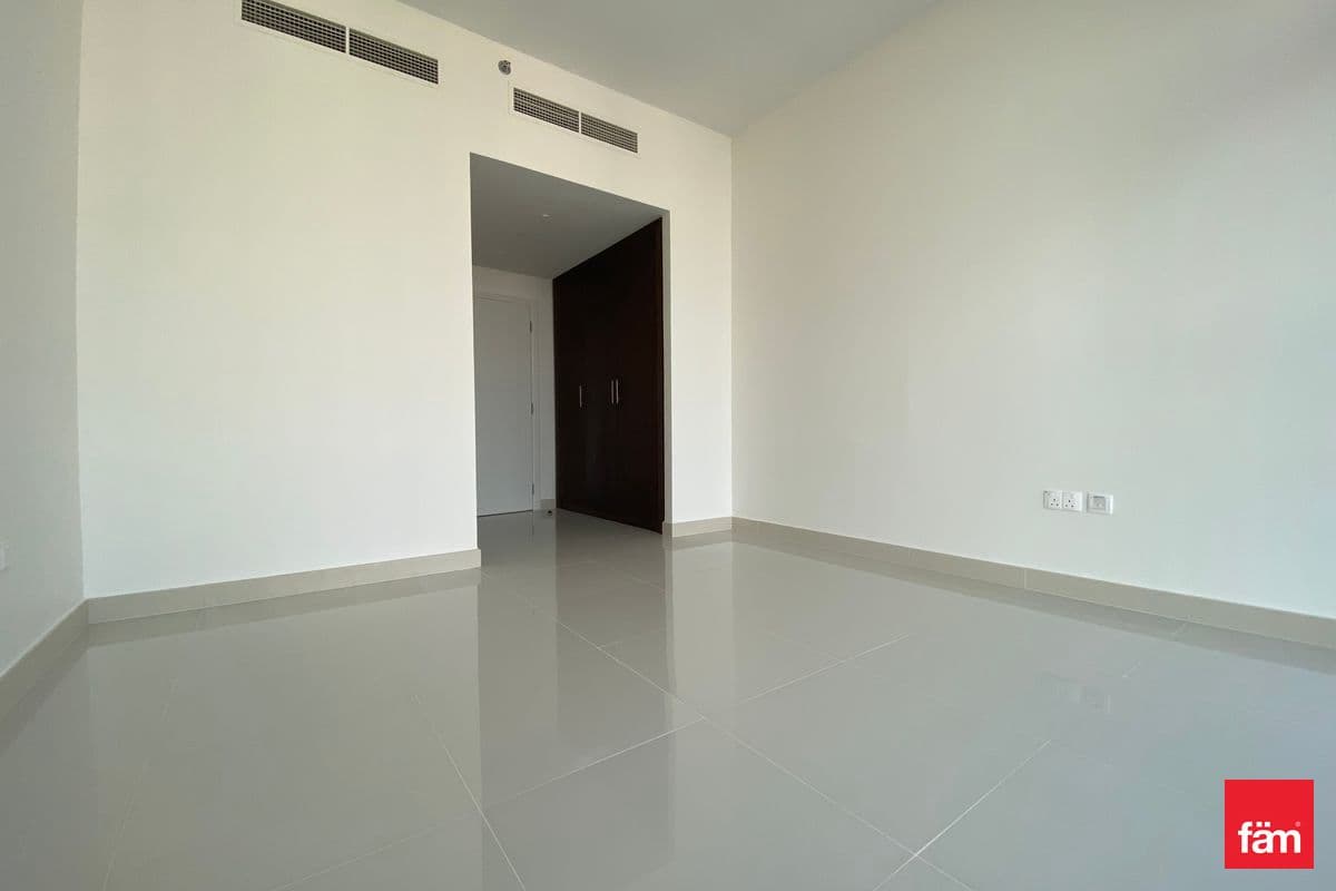 3 bedroom apartment in Boulevard Point, photograph 8 of 15