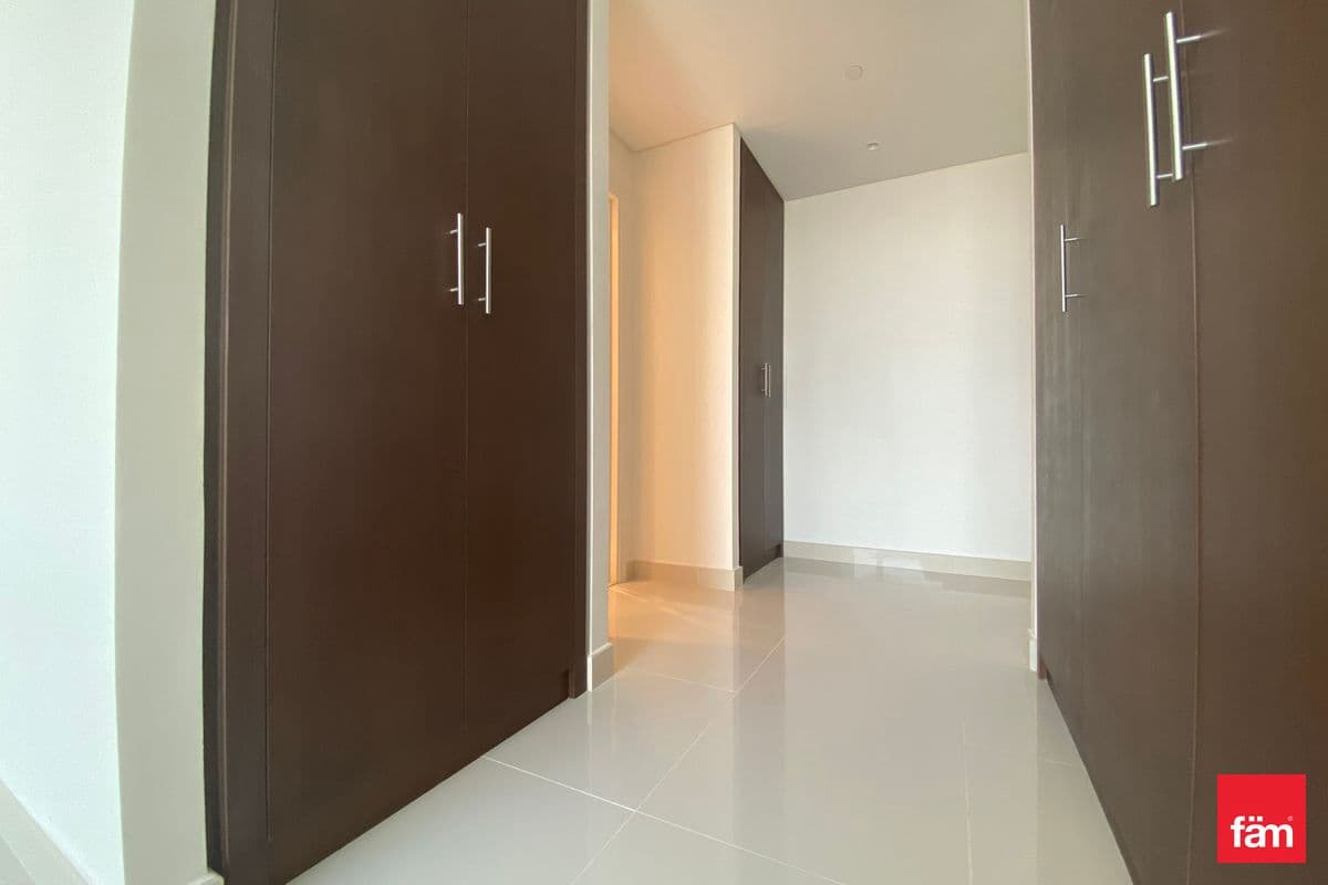3 bedroom apartment in Boulevard Point, photograph 13 of 15