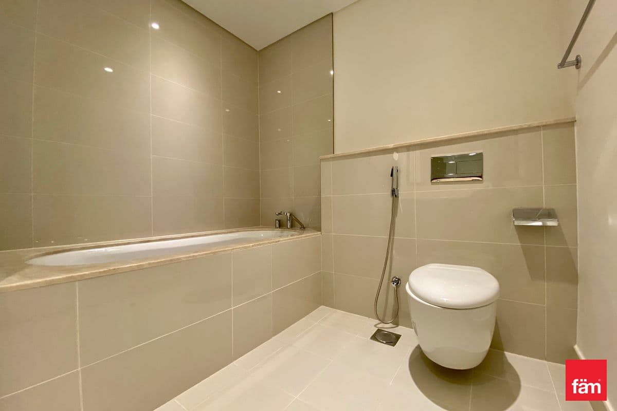 3 bedroom apartment in Boulevard Point, photograph 11 of 15
