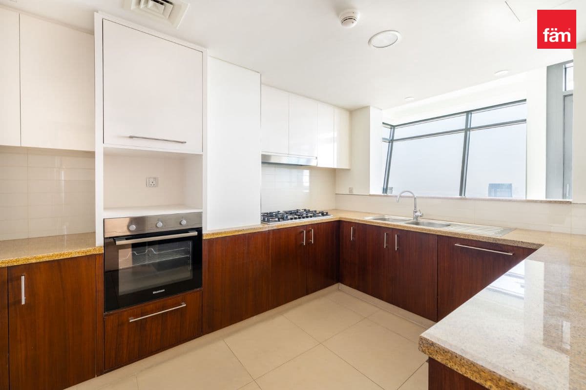 3 bedroom apartment in Burj Vista 1, photograph 8 of 10