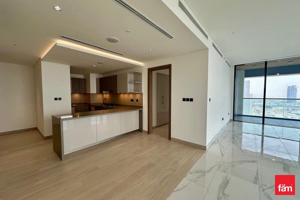 4 bedroom apartment in Crest Grande Tower A, photograph 2 of 13