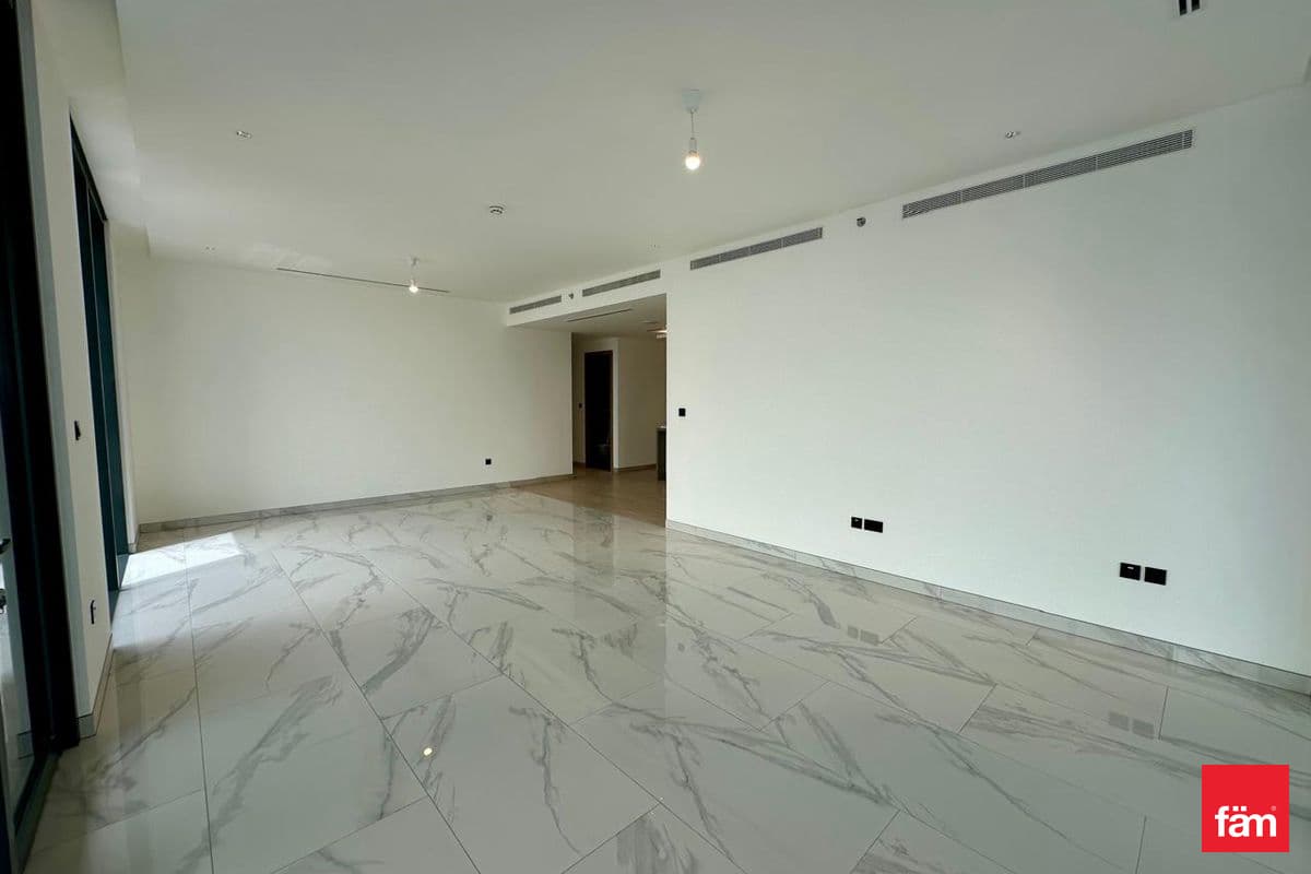 4 bedroom apartment in Crest Grande Tower A, photograph 4 of 13
