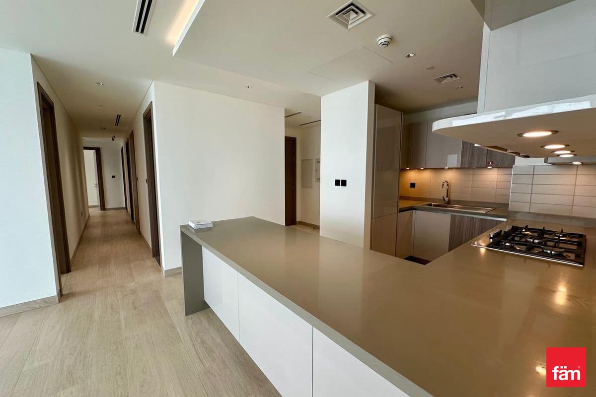 4 bedroom apartment in Crest Grande Tower A, photograph 7 of 13