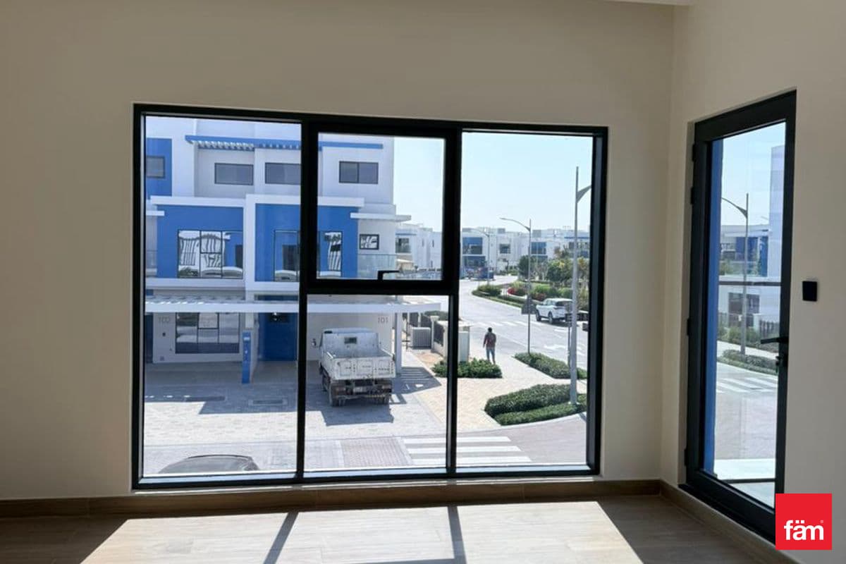 6 bedroom villa in DAMAC Lagoons Santorini 3, photograph 3 of 10