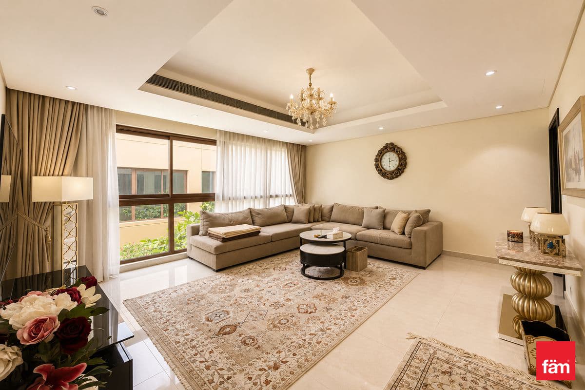 4 bedroom villa in Grand Views, photograph 2 of 20