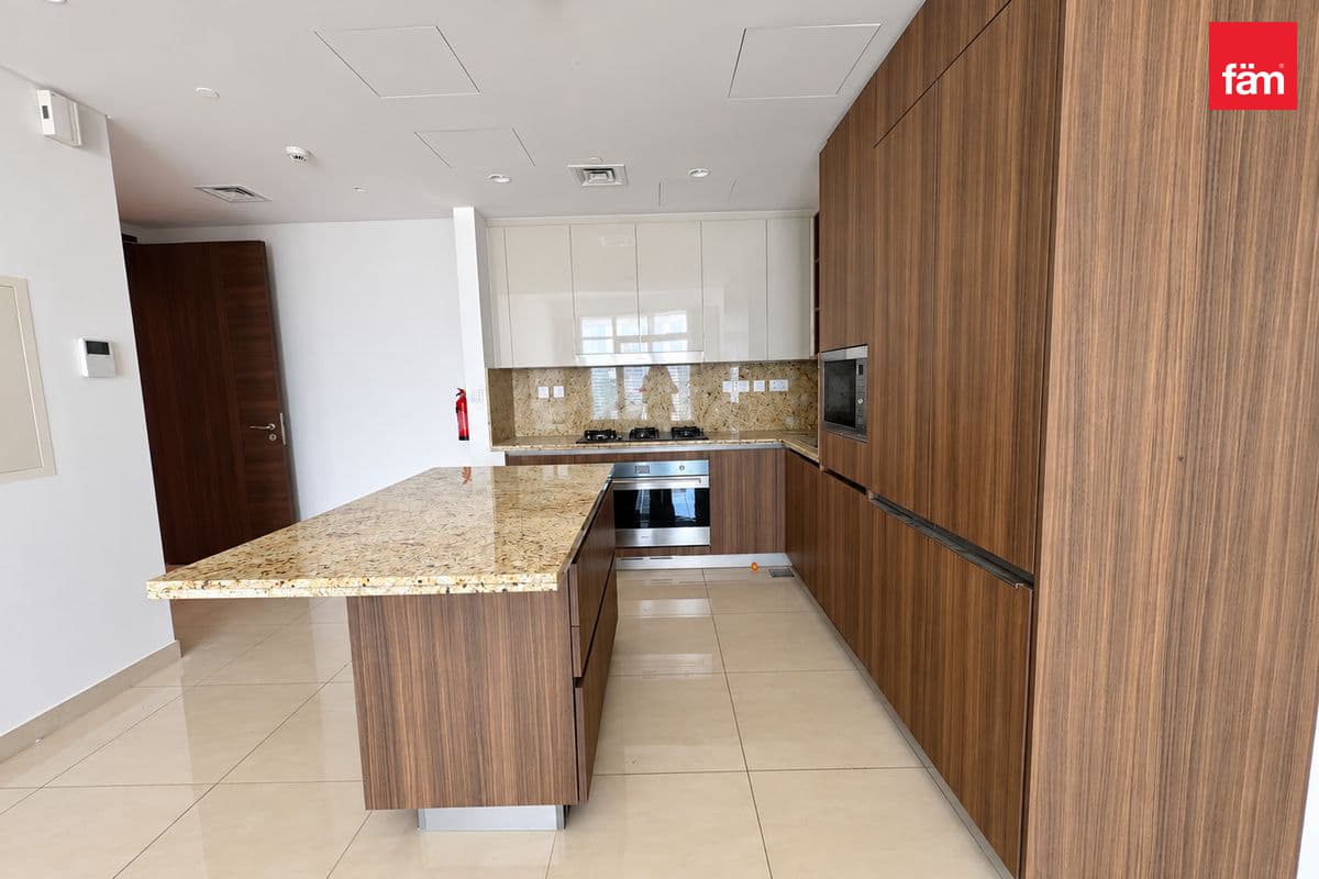 3 bedroom apartment in Imperial Avenue, photograph 4 of 12