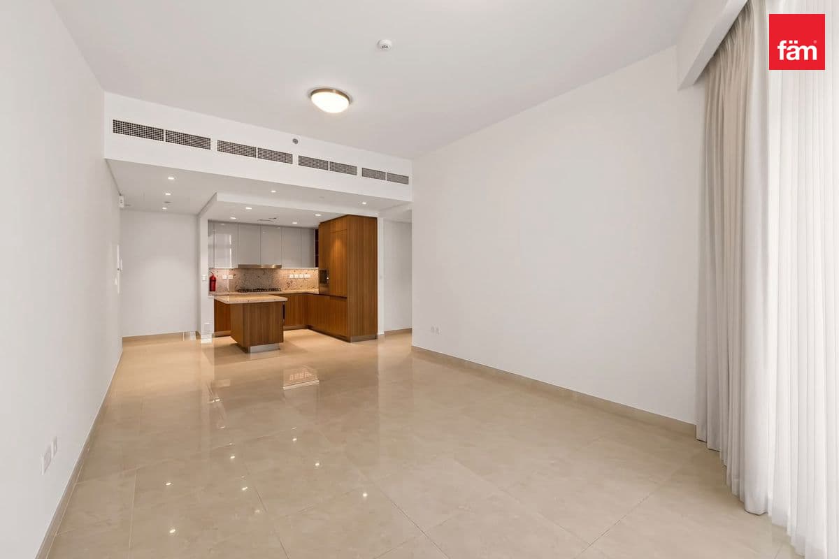 3 bedroom apartment in Imperial Avenue, photograph 3 of 12