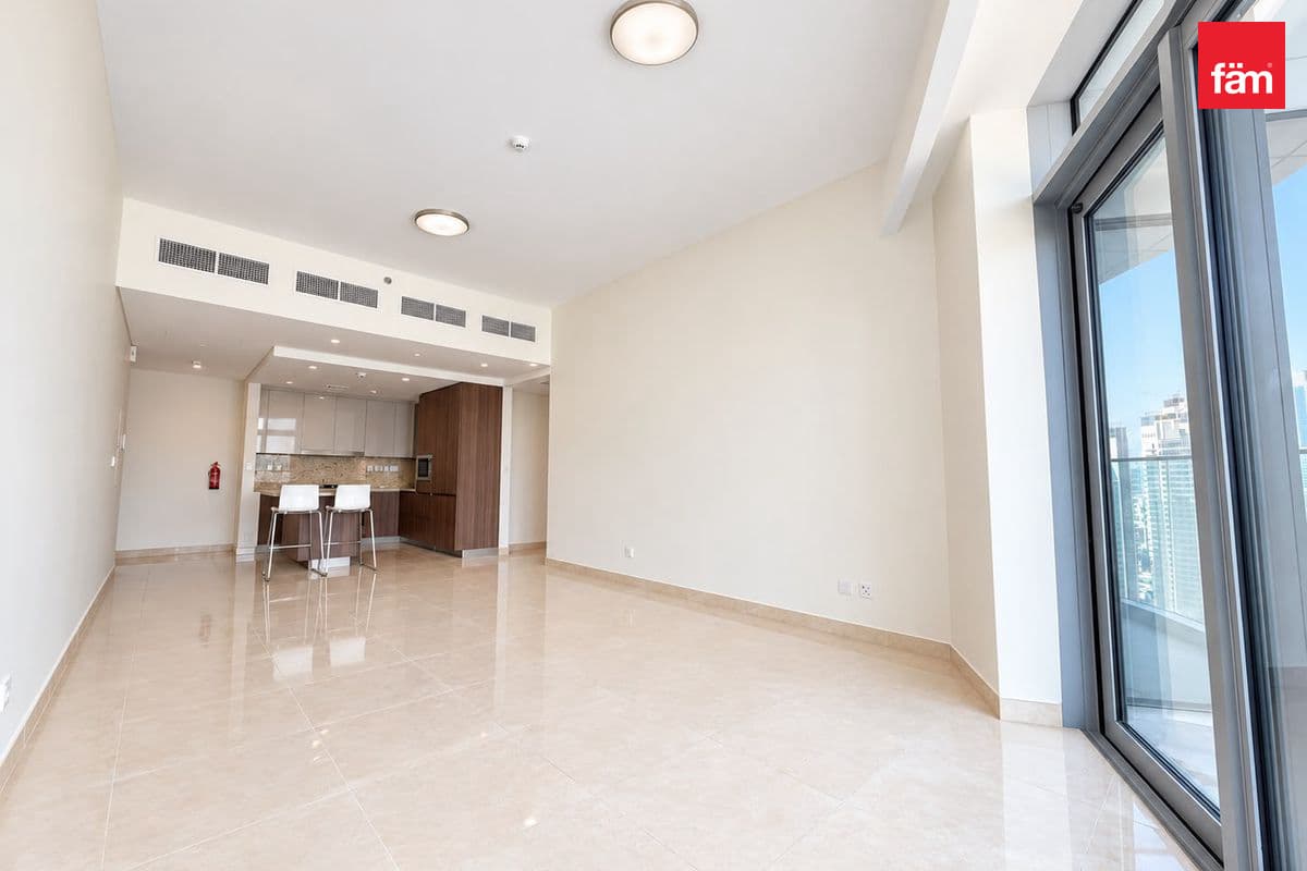 3 bedroom apartment in Imperial Avenue, photograph 2 of 11