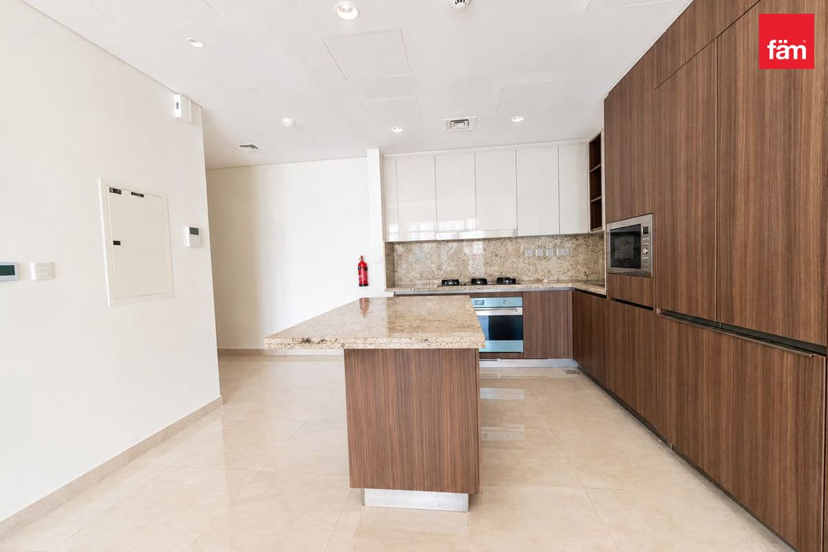 3 bedroom apartment in Imperial Avenue, photograph 3 of 11