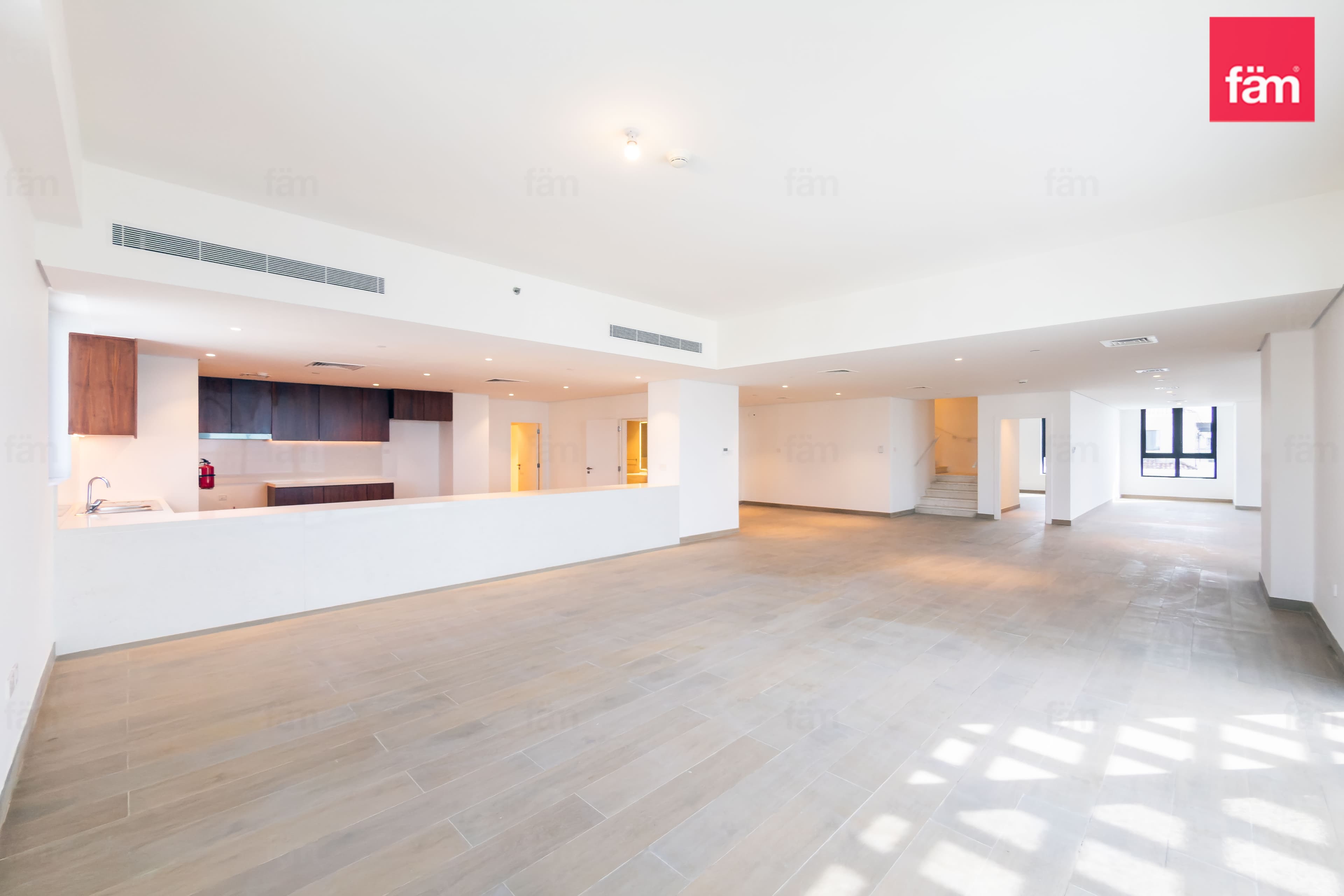 5 bedroom apartment in La Voile Building 1, photograph 1 of 15
