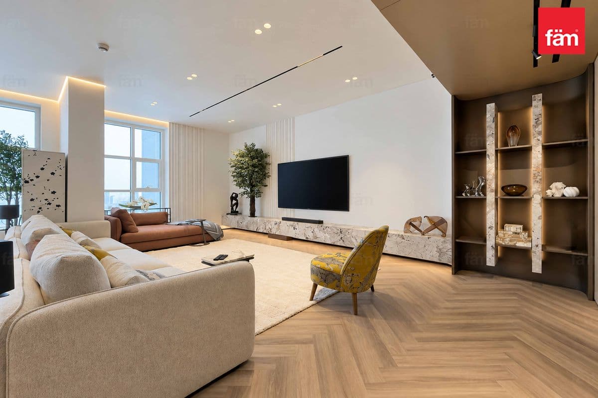 3 bedroom apartment in Marina Arcade Tower, photograph 3 of 20
