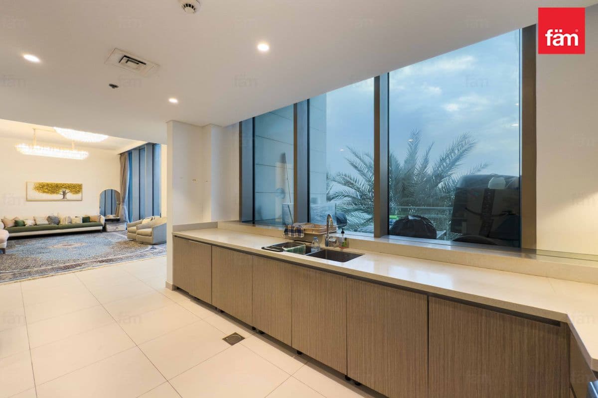 3 bedroom apartment in The Grand, photograph 3 of 20