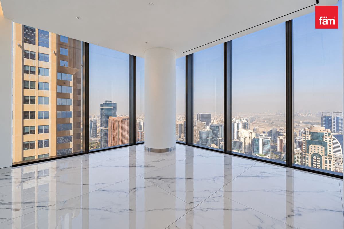 4 bedroom apartment in The S Tower, photograph 2 of 16