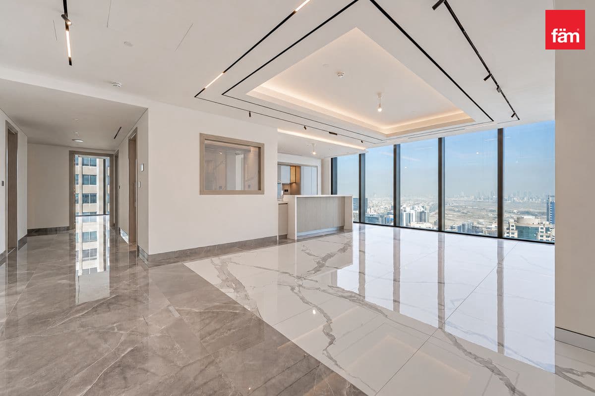 4 bedroom apartment in The S Tower, photograph 1 of 16